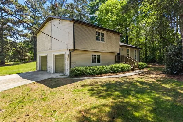 a view of backyard of the house