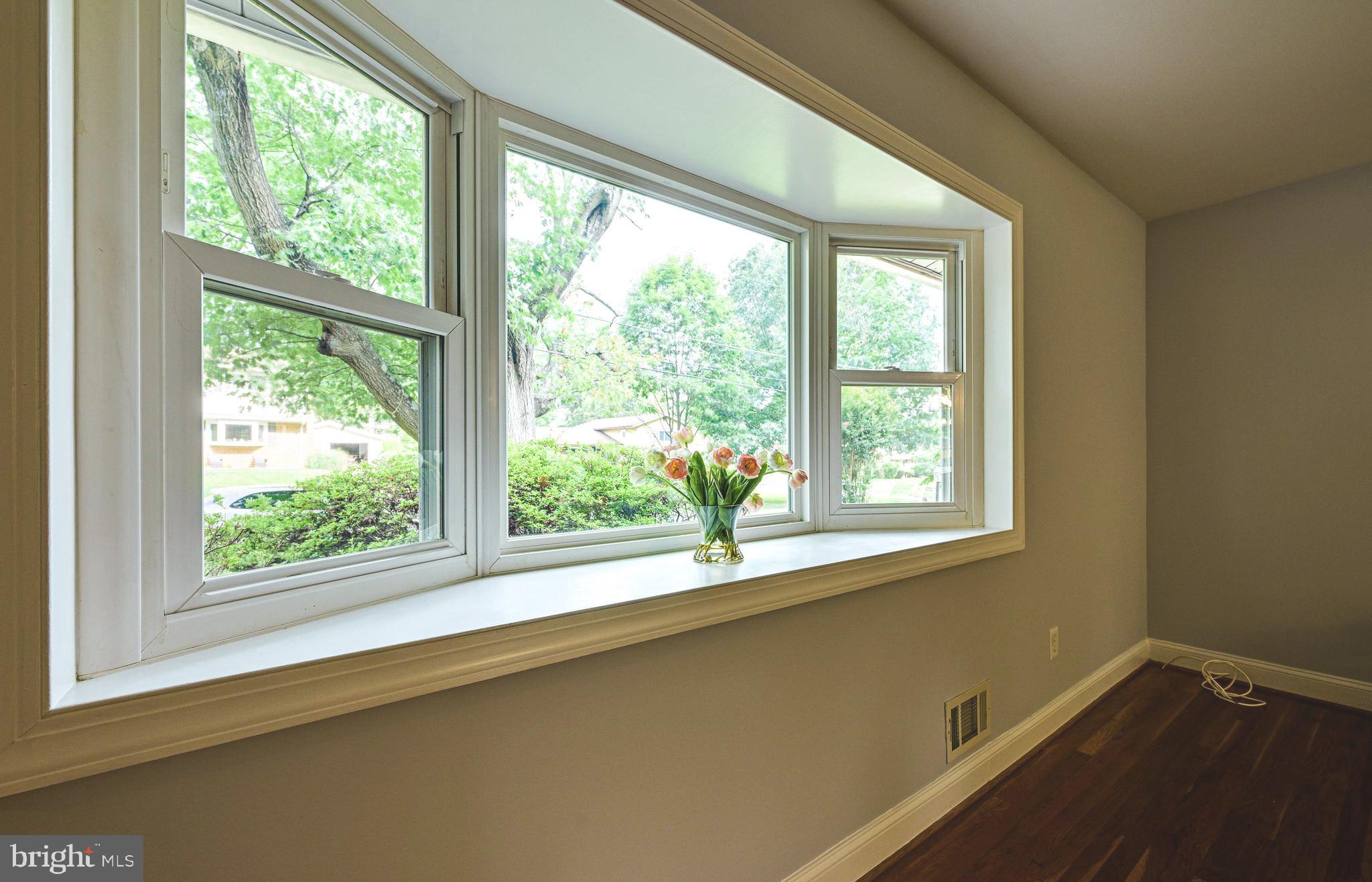 11828 Smoketree Road Potomac, MD 20854 - Photo 5 of 29 Large window in living room