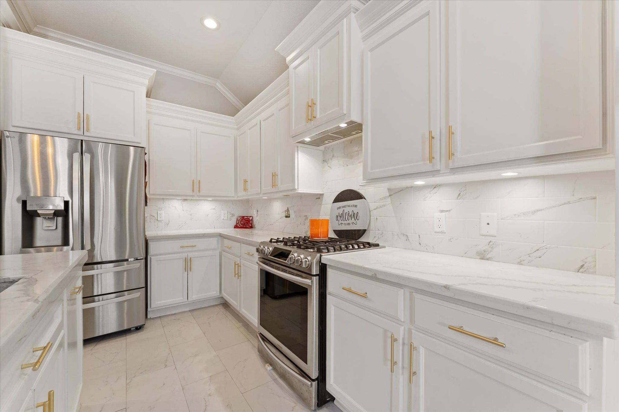 1706 Elmside Court Conroe, TX 77301 - Photo 3 of 37 Beautiful custom kitchen here- tons of upgrades!