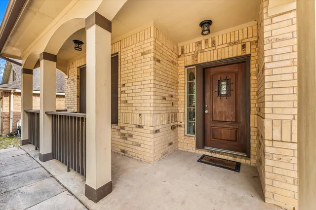 a view of entryway with a door