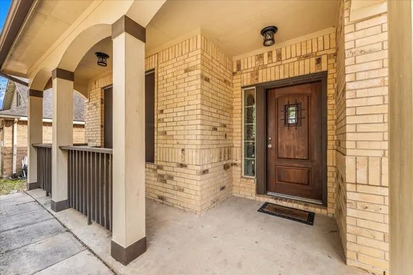 a view of entryway with a door
