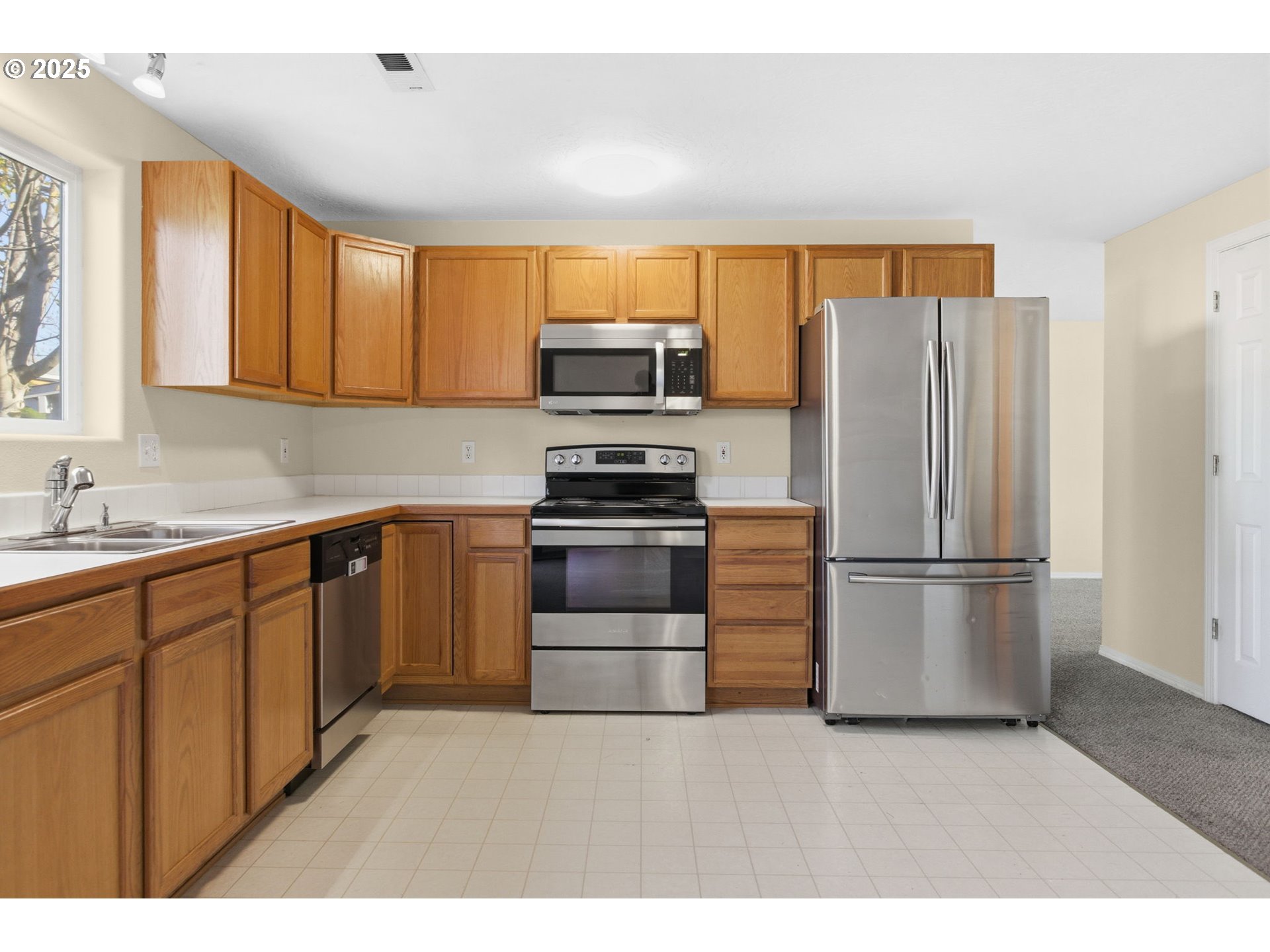 3818 Longridge Drive Springfield, OR 97478 - Photo 2 of 42