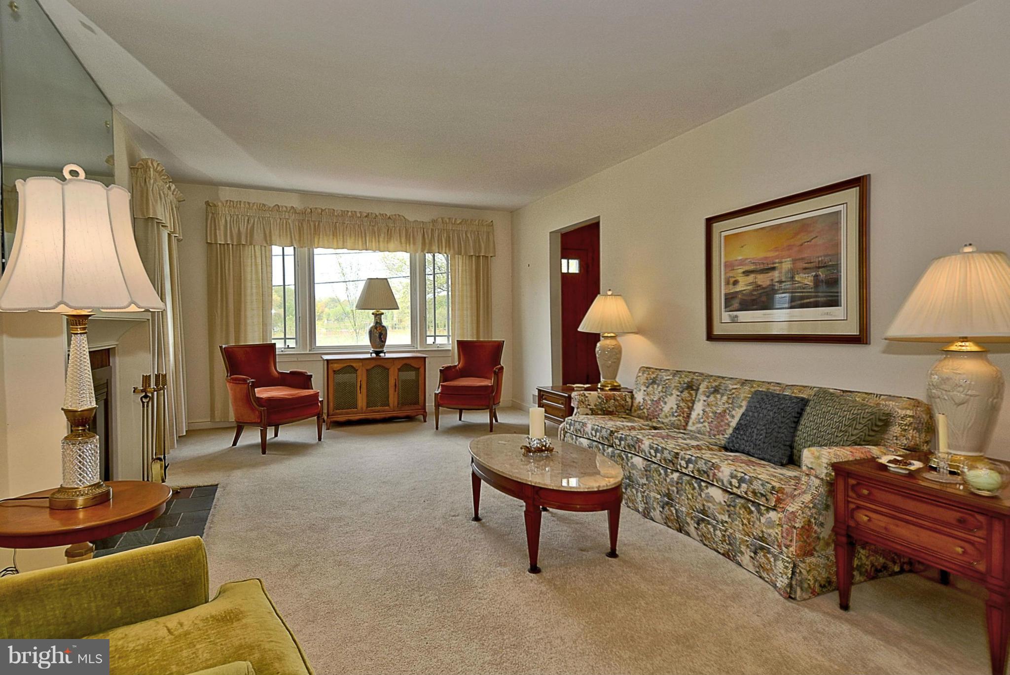 10501 Cascade Place Silver Spring, MD 20902 - Photo 5 of 28 Living Room