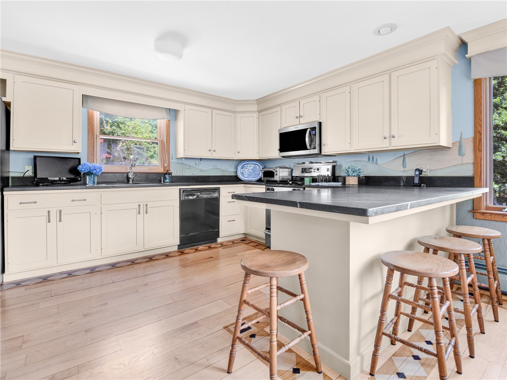 10 Ridgefield Drive East Greenwich, RI 02818 - Photo 8 of 38