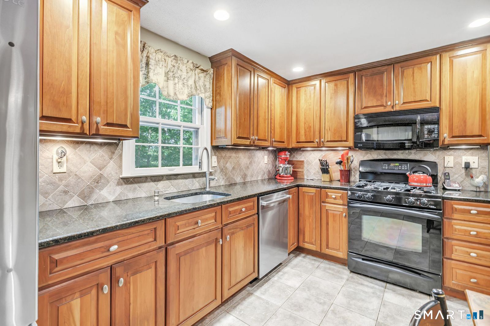 21 Overlook Place Trumbull, CT 06611 - Photo 9 of 37