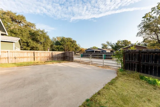 a view of a backyard with basket ball court