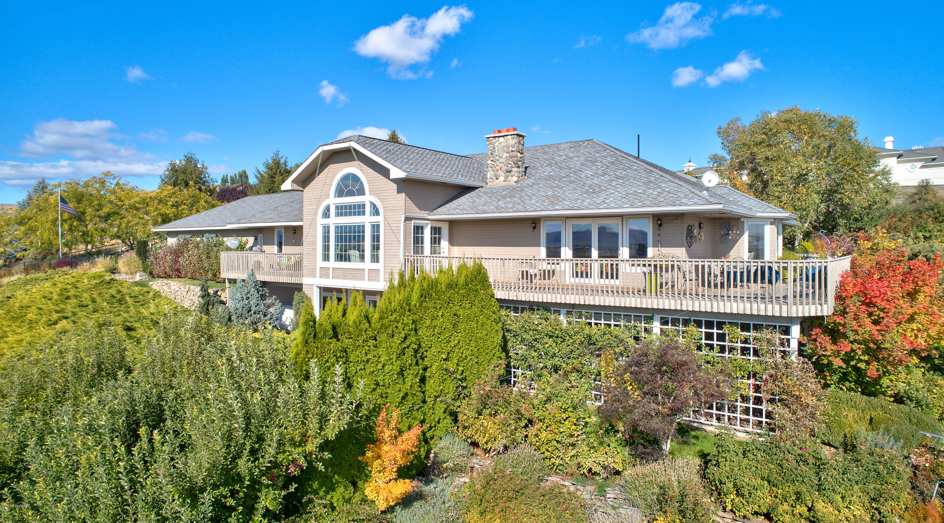 14771 Summitview Ext Road Yakima, WA 98908 - Photo 1 of 45 a front view of a house with a yard