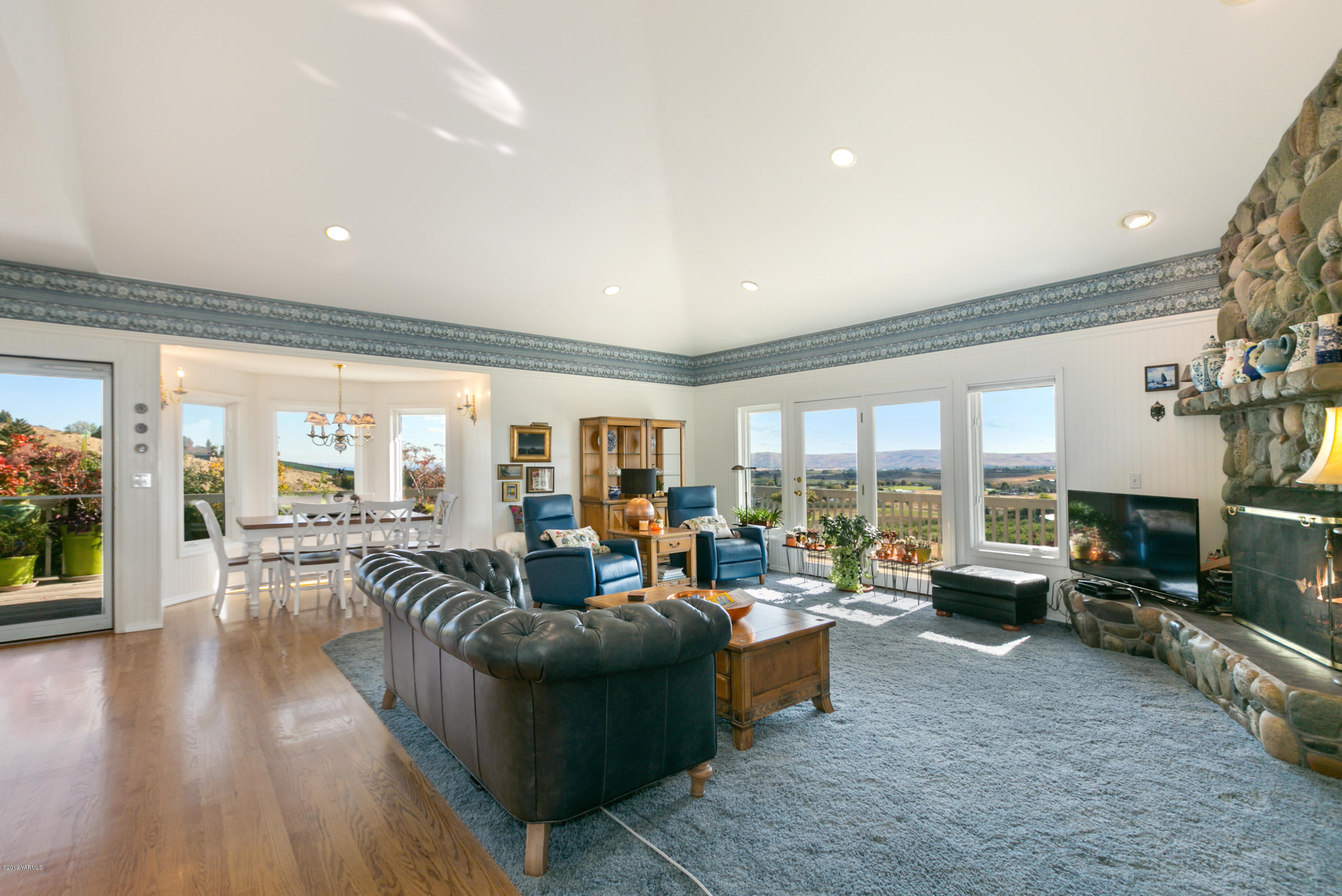 14771 Summitview Ext Road Yakima, WA 98908 - Photo 15 of 45 a living room with furniture and a large window