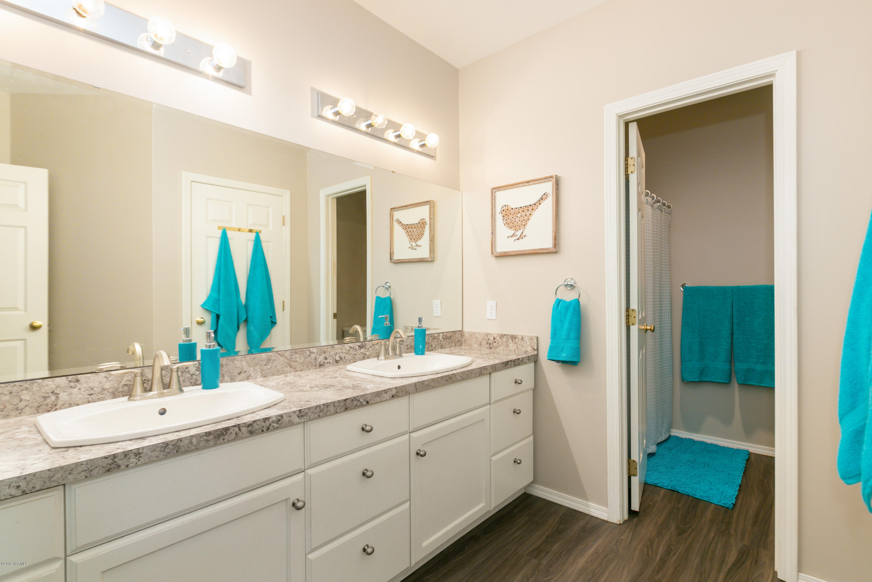 14771 Summitview Ext Road Yakima, WA 98908 - Photo 25 of 45 a bathroom with a double vanity sink and a mirror