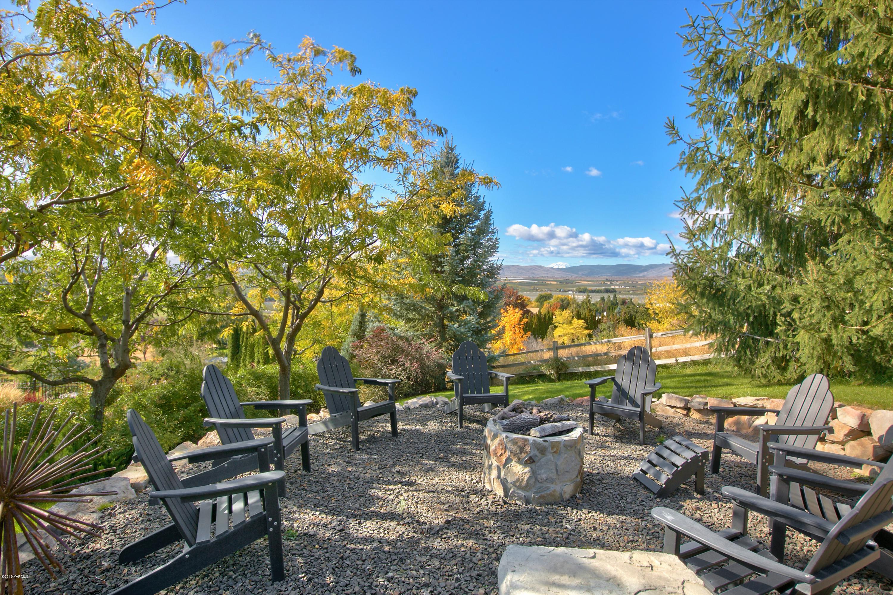 14771 Summitview Ext Road Yakima, WA 98908 - Photo 28 of 45 a view of a backyard with sitting area