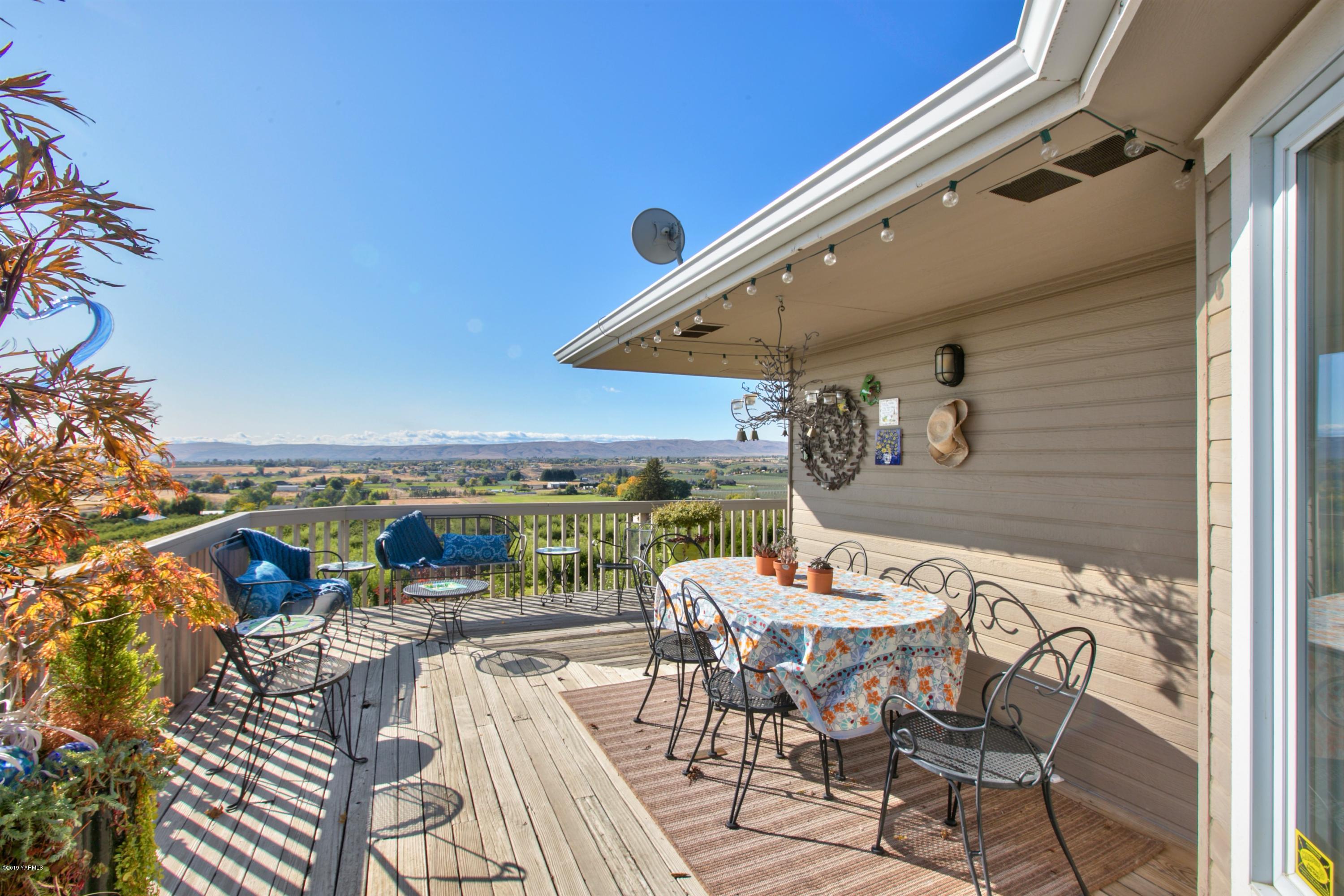 14771 Summitview Ext Road Yakima, WA 98908 - Photo 29 of 45 a view of a patio with a table and chairs