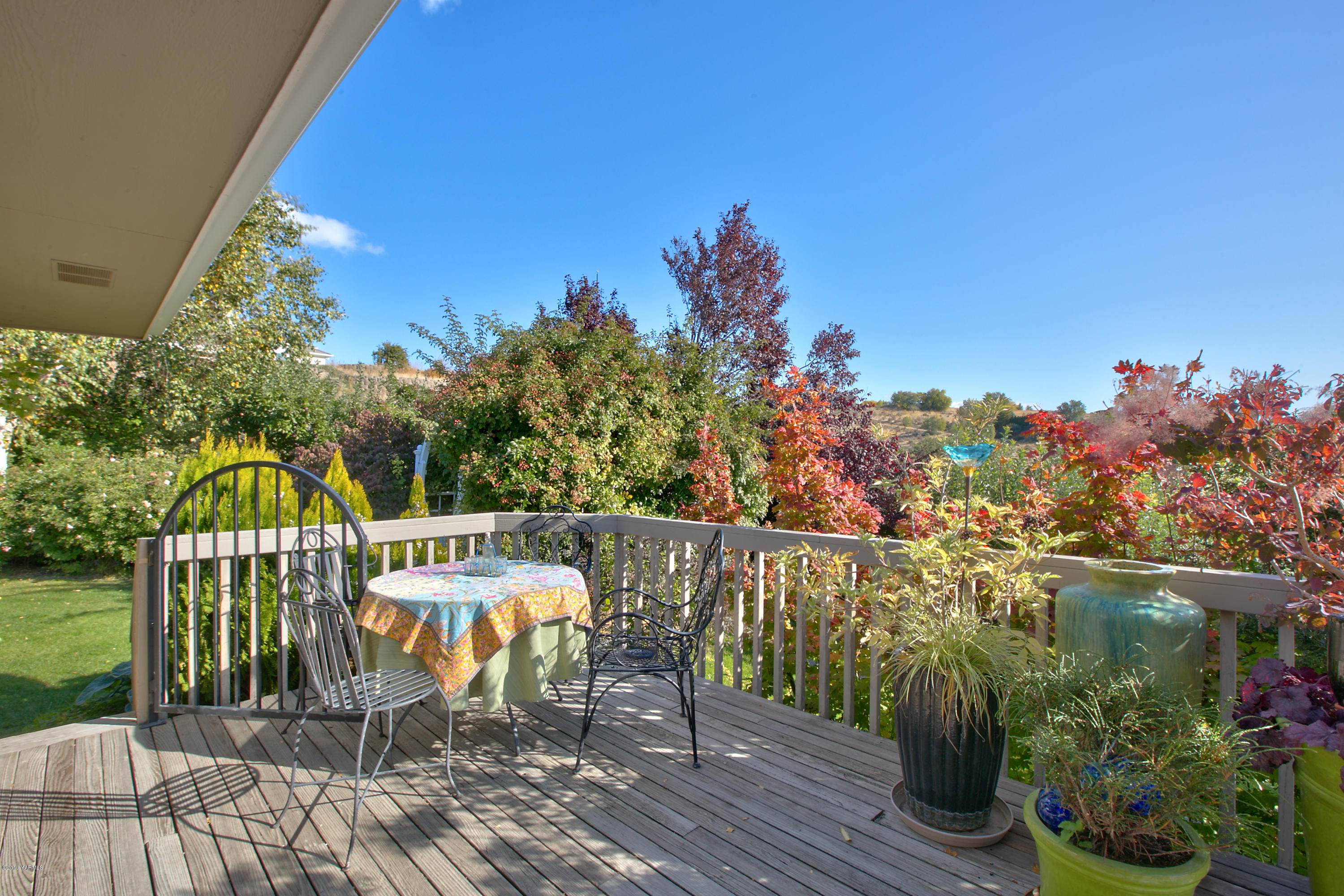 14771 Summitview Ext Road Yakima, WA 98908 - Photo 30 of 45 a view of a balcony with two chairs and a table