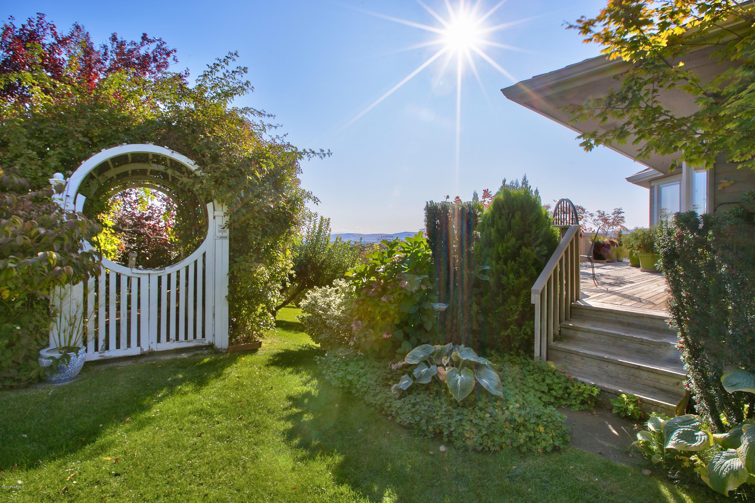 14771 Summitview Ext Road Yakima, WA 98908 - Photo 34 of 45 a house view with a garden space