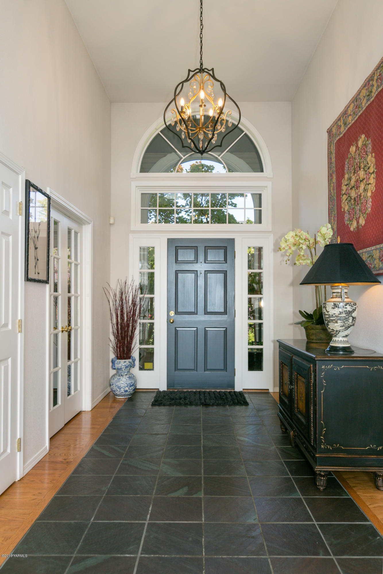 14771 Summitview Ext Road Yakima, WA 98908 - Photo 6 of 45 a view of a entryway of a livingroom