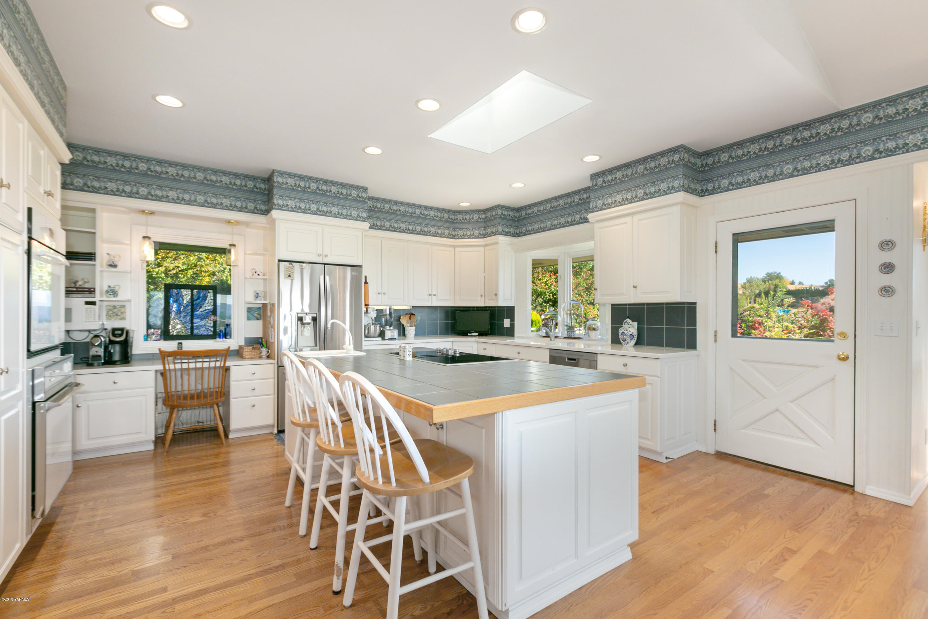 14771 Summitview Ext Road Yakima, WA 98908 - Photo 10 of 45 a large kitchen with a table and chairs in it