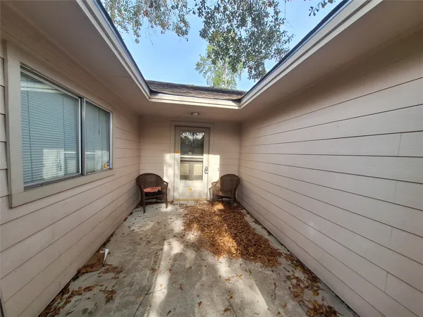 a view of back yard of the house