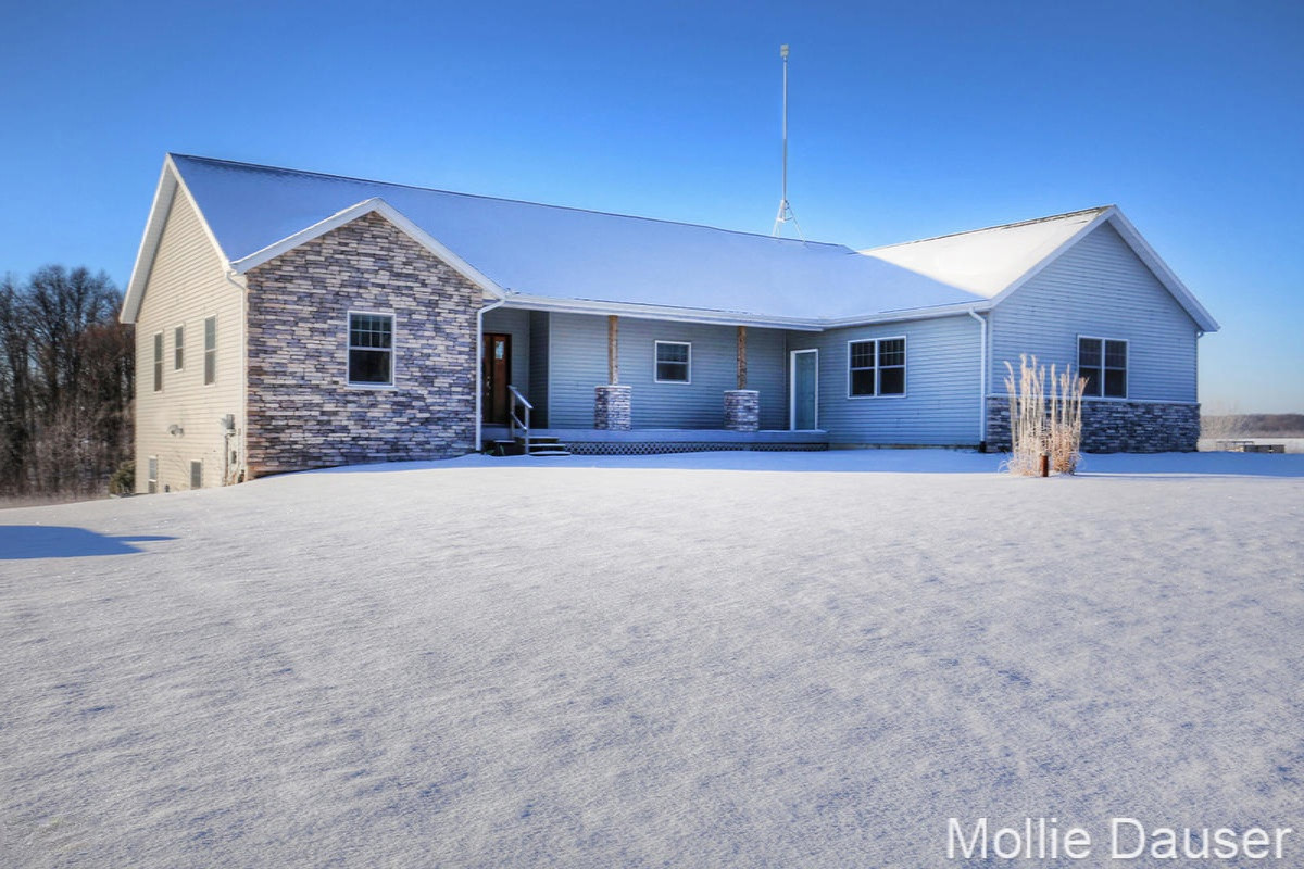 14316 Strotheide Road Northeast Belding, MI 48809 - Photo 2 of 35 IMG_8142
