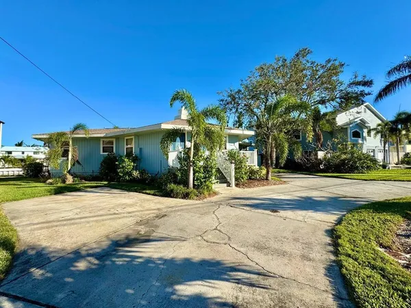 $3,250 | 4112 Beach Drive Southeast, St. Petersburg, FL 33705