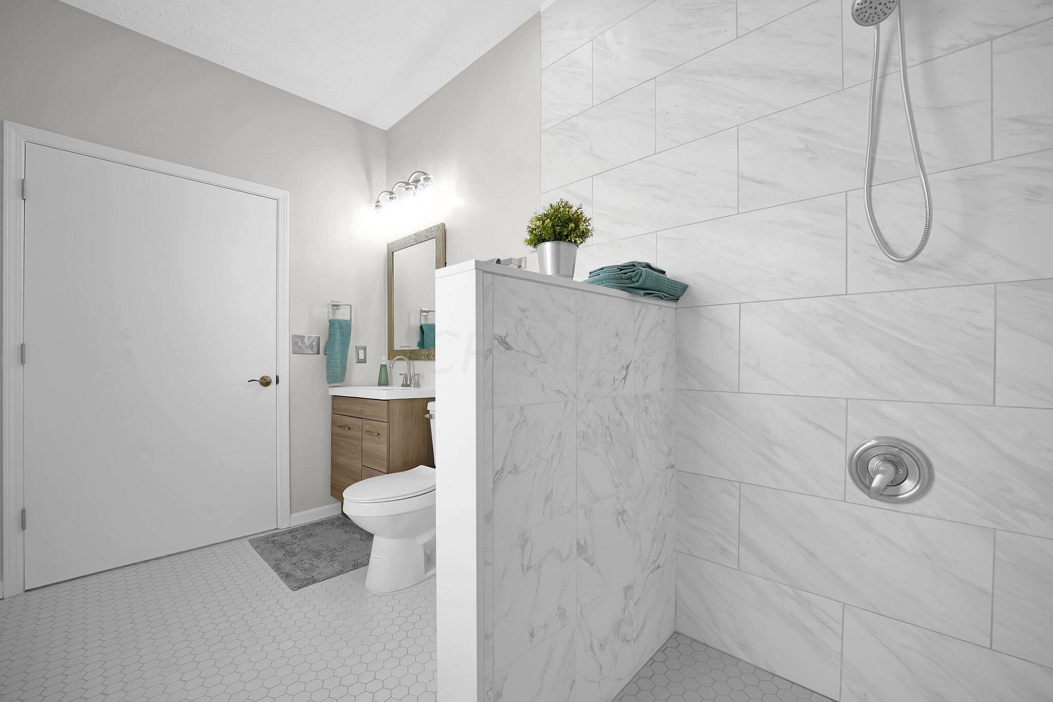 2838 Sunbury Road Columbus, OH 43219 - Photo 25 of 35 Ensuite