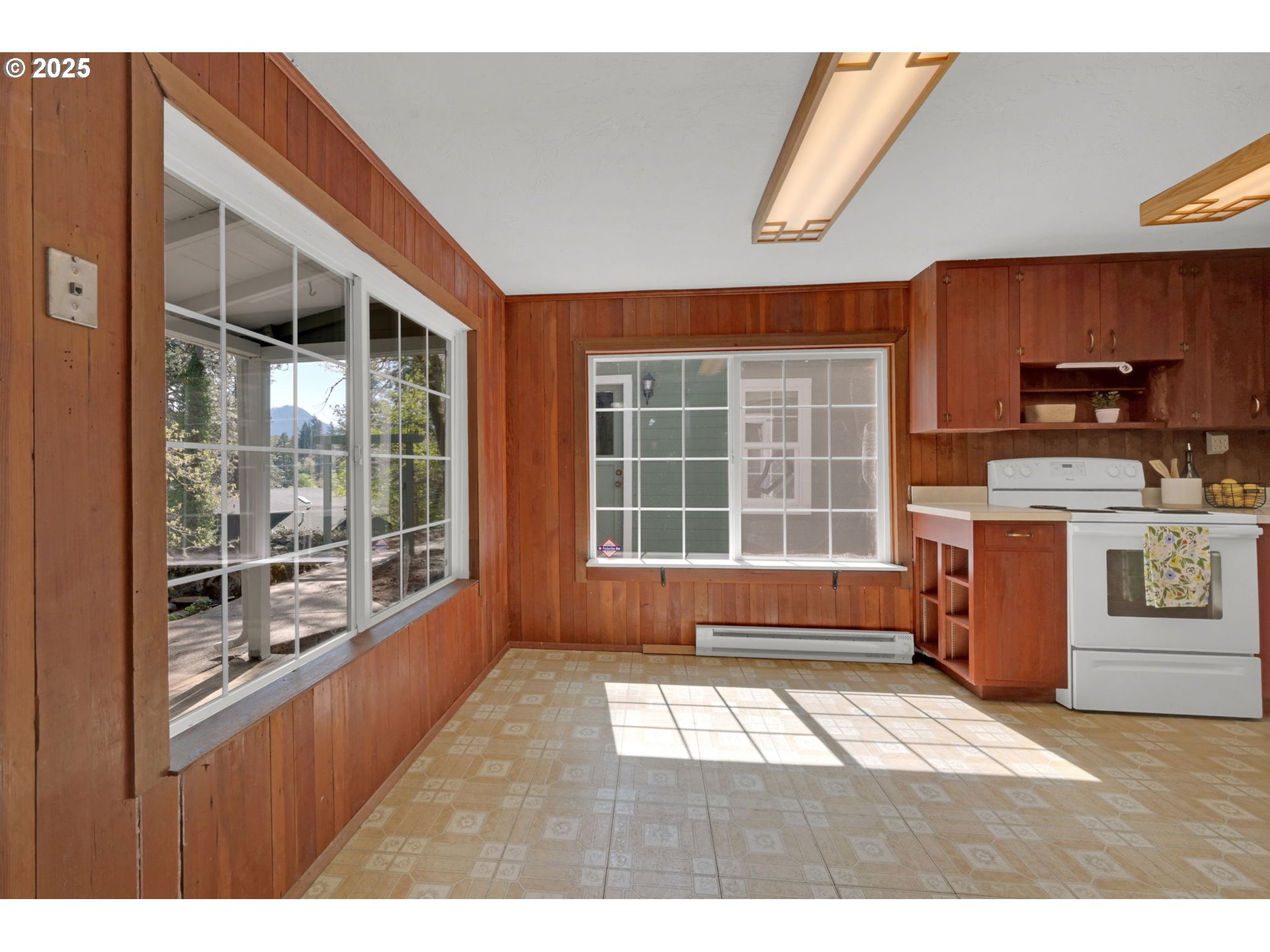 22 Prall Lane Eugene, OR 97405 - Photo 14 of 43 a house view with a outdoor space