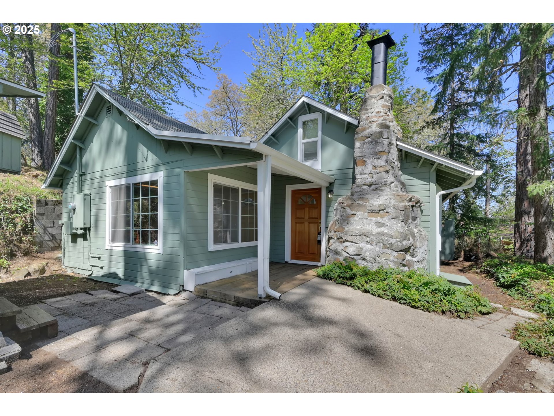 22 Prall Lane Eugene, OR 97405 - Photo 2 of 43 a front view of a house with a garden