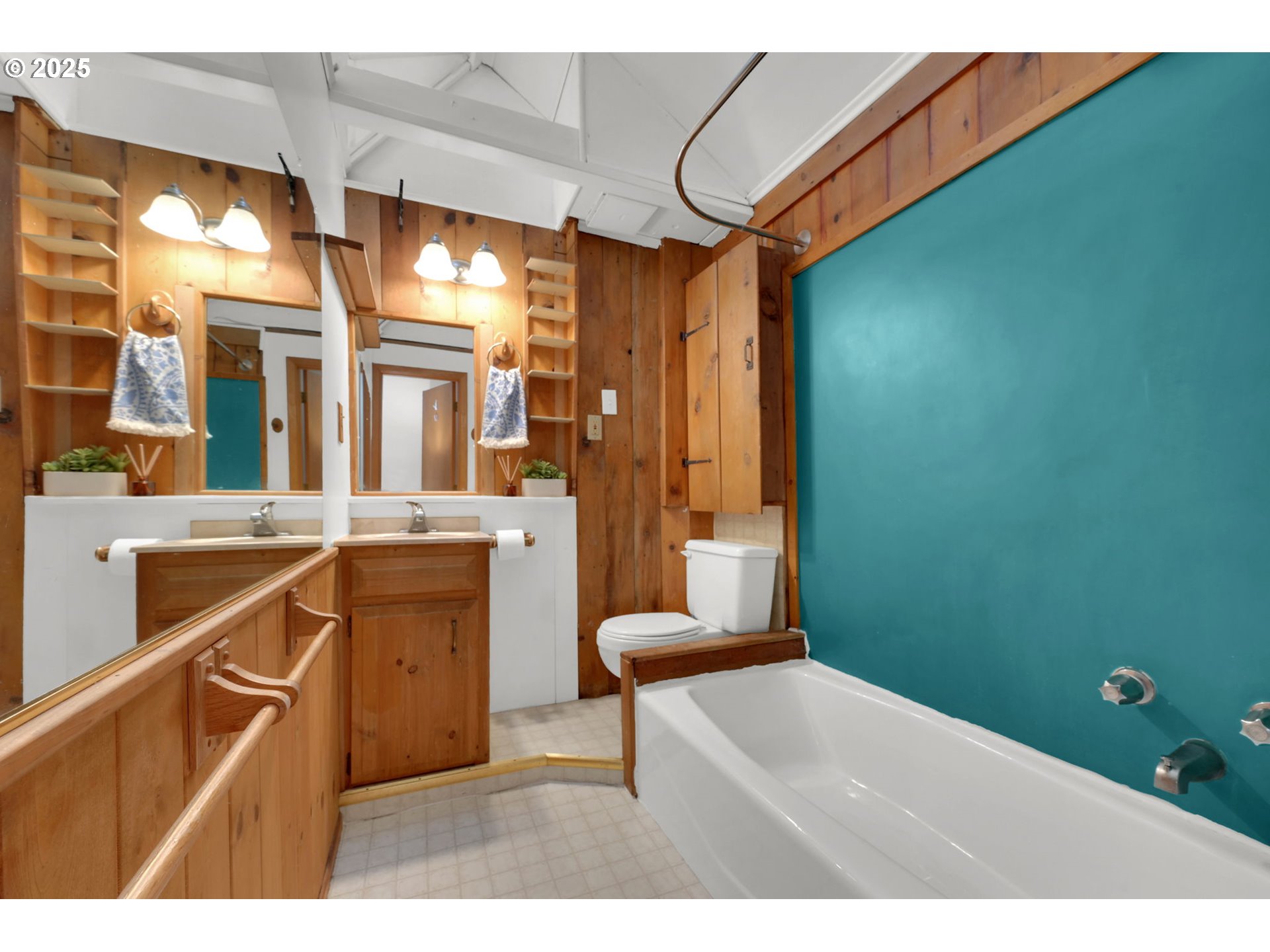 22 Prall Lane Eugene, OR 97405 - Photo 22 of 43 a hallway with a large window