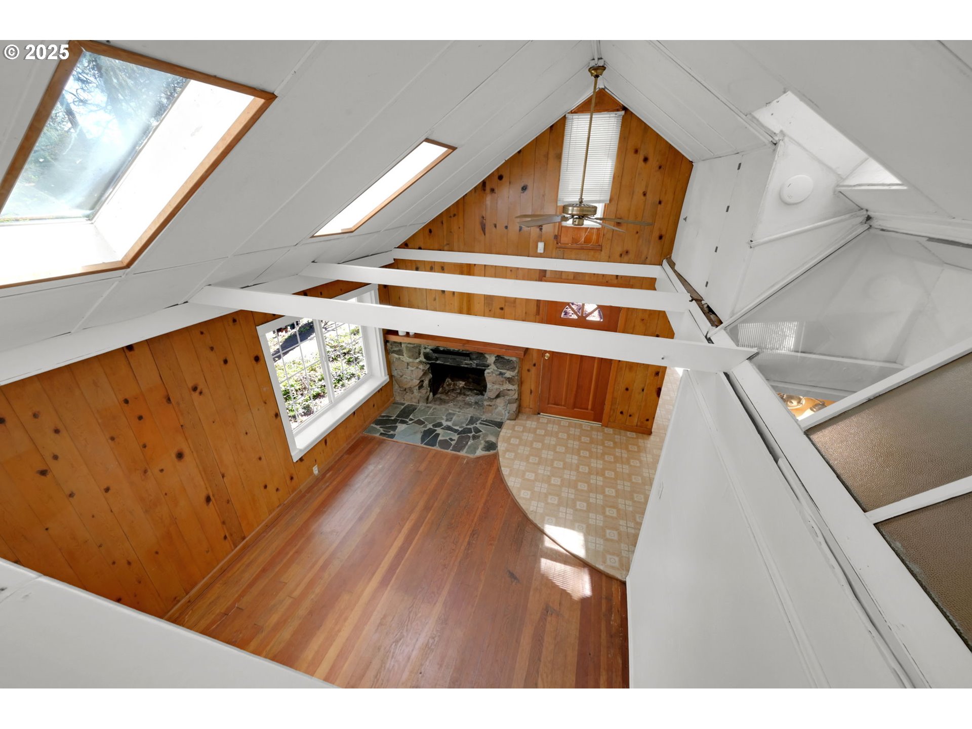 22 Prall Lane Eugene, OR 97405 - Photo 26 of 43 a view of entryway and kitchen