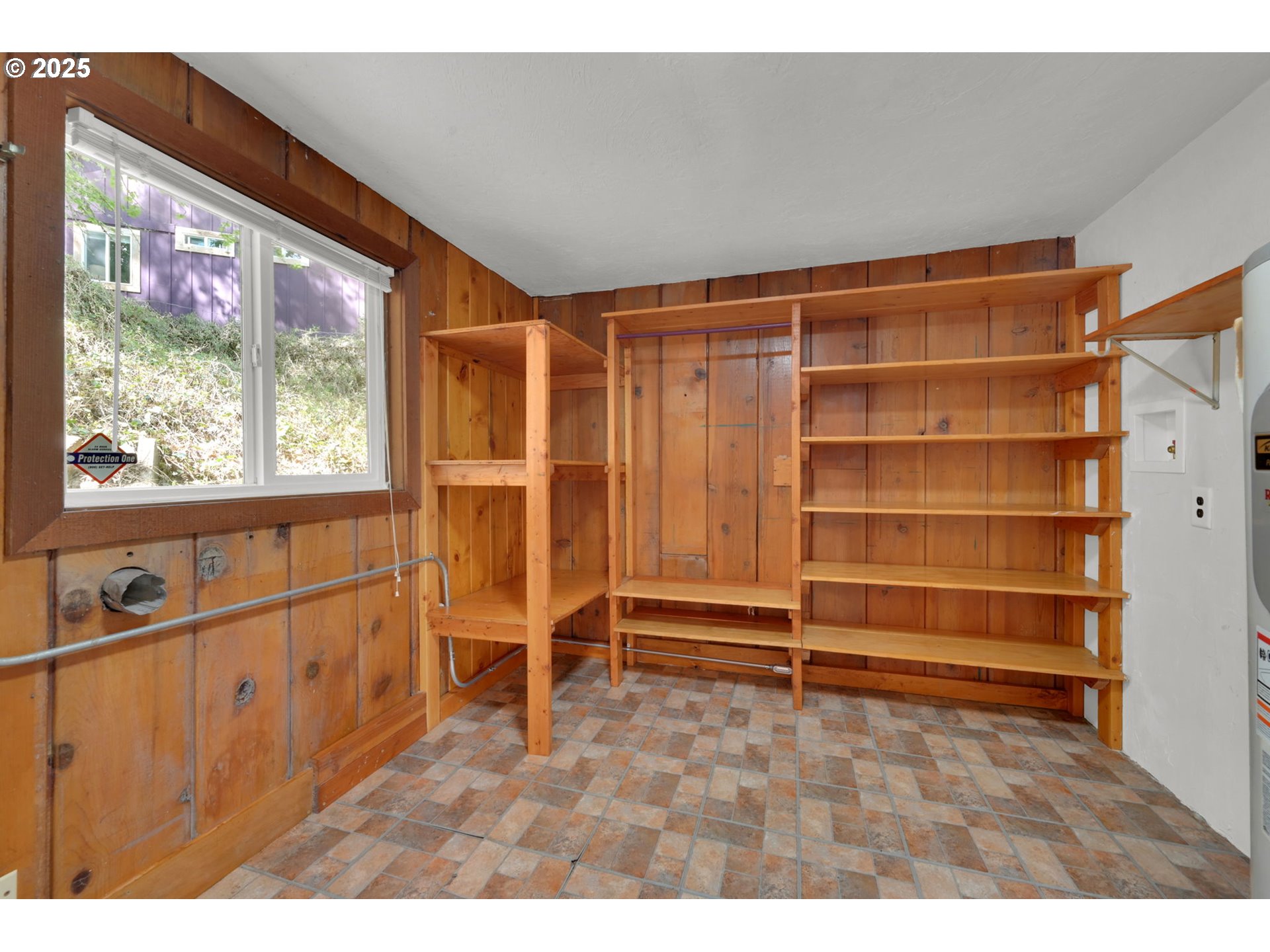 22 Prall Lane Eugene, OR 97405 - Photo 27 of 43 a view of an empty room with a window