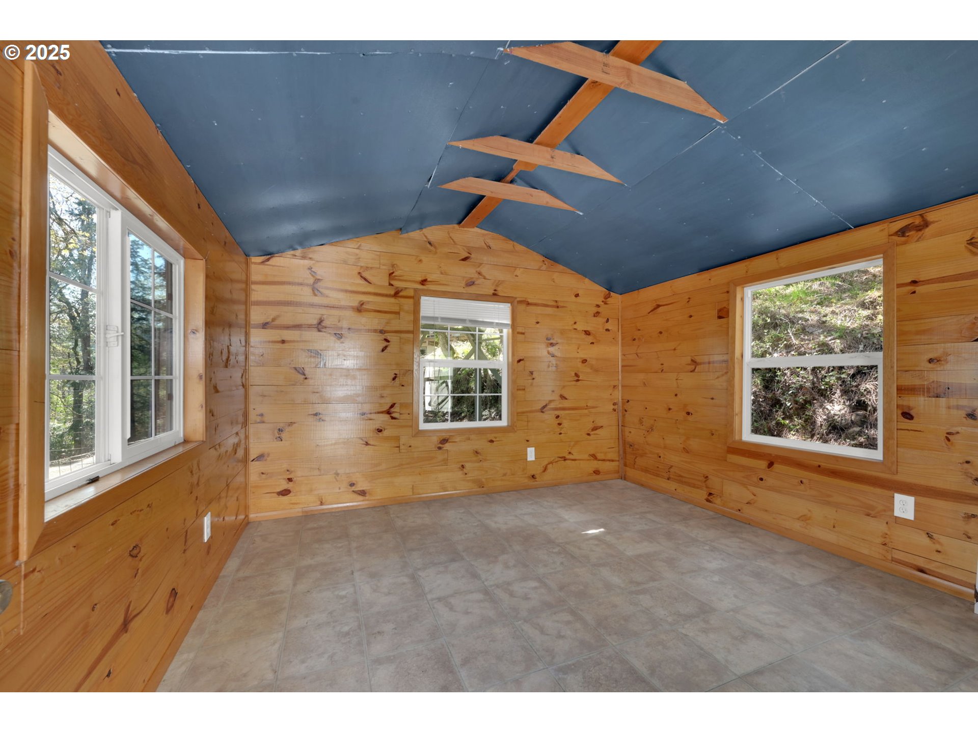 22 Prall Lane Eugene, OR 97405 - Photo 31 of 43 a view of empty room with windows