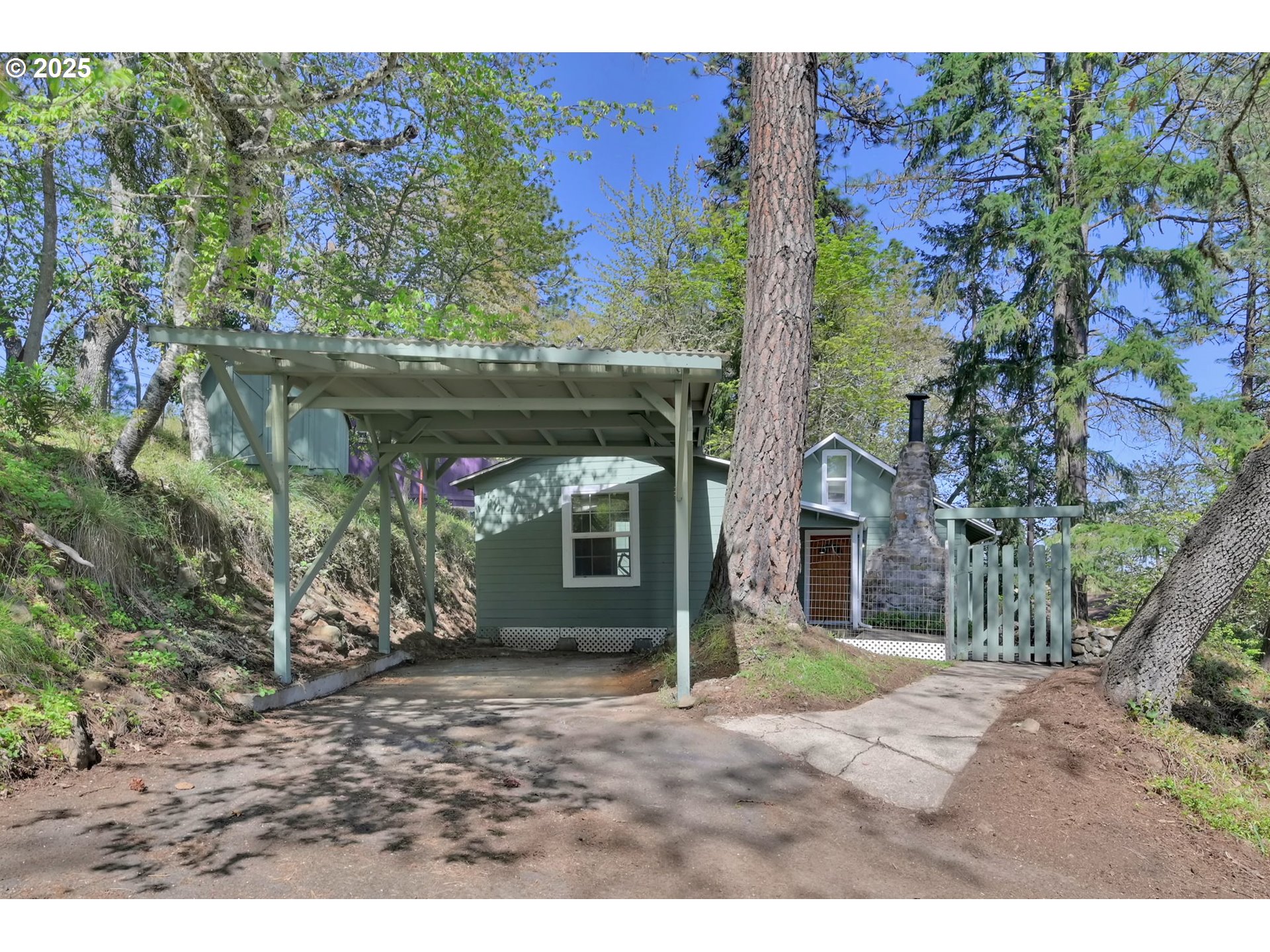 22 Prall Lane Eugene, OR 97405 - Photo 37 of 43 a backyard of a house with lots of green space
