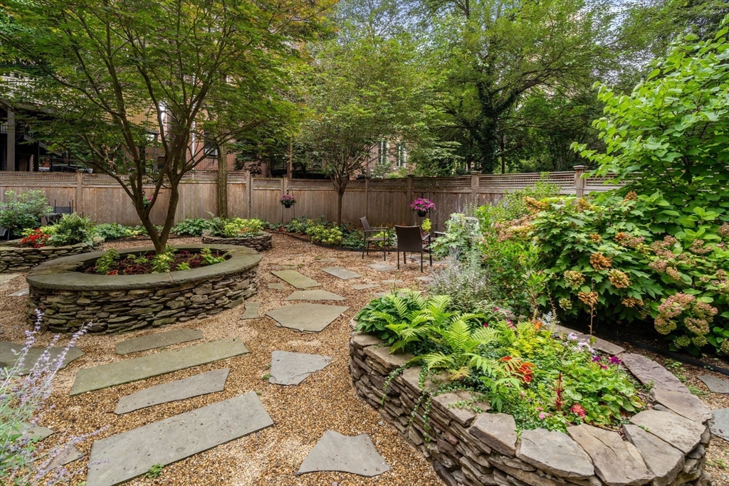 82 Berkeley Street, Unit 5 Boston, MA 02116 - Photo 27 of 31 a front view of a house with garden