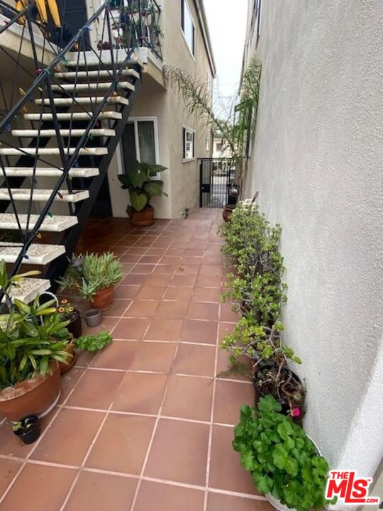1908 Pacific Avenue Venice, CA 90291 - Photo 14 of 16 a view of a house with a patio
