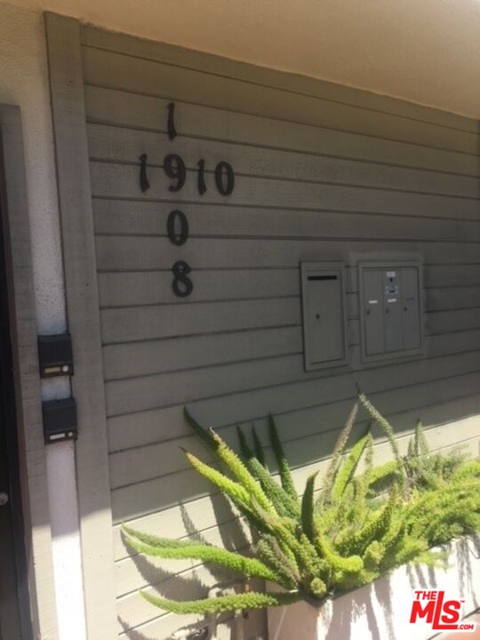 1908 Pacific Avenue Venice, CA 90291 - Photo 2 of 16 a close up of a shower