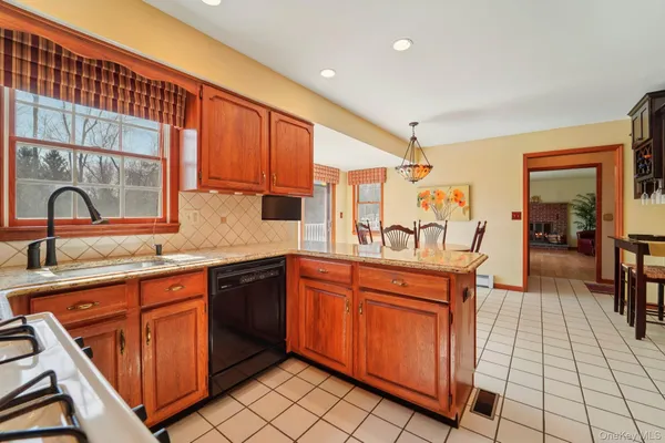 $675,000 | 1 Boxwood Lane, Montgomery, NY 12549