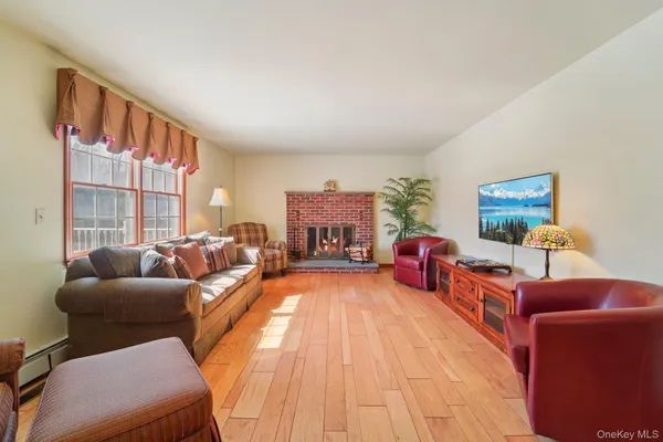 $675,000 | 1 Boxwood Lane, Montgomery, NY 12549