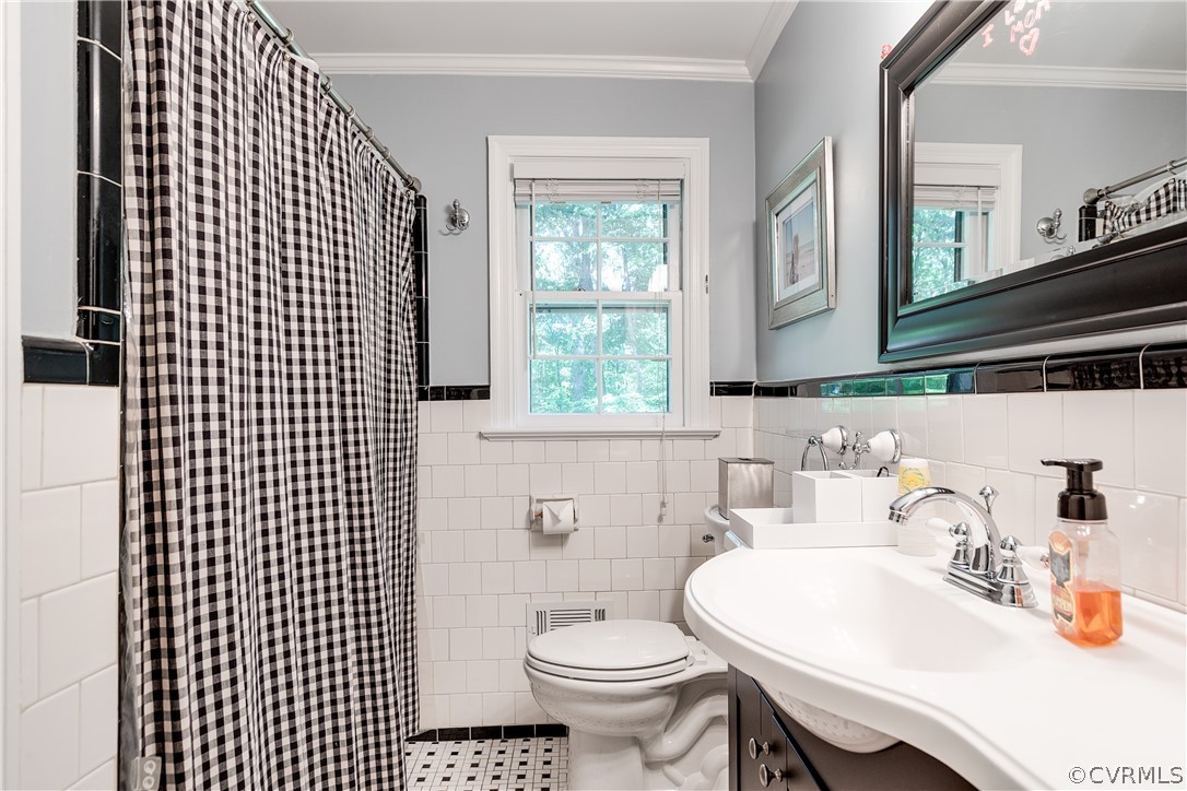 3744 Cheverly Road Richmond, VA 23225 - Photo 22 of 31 Hall Bathroom
