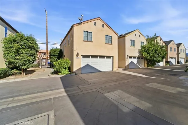 a view of entryway with a small yard