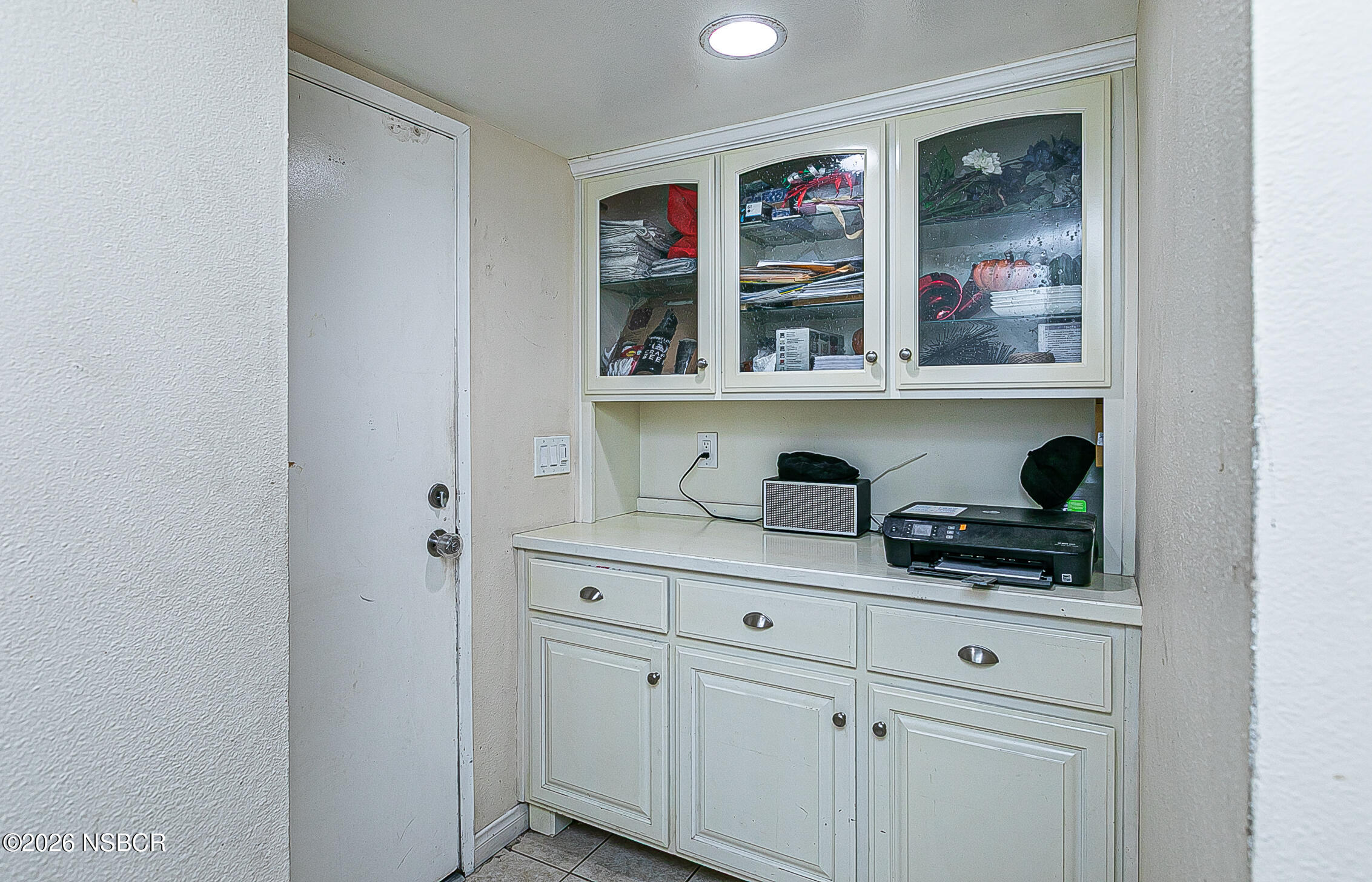 712 Pebble Beach Place Santa Maria, CA 93454 - Photo 12 of 31 a hallway with cabinets and window