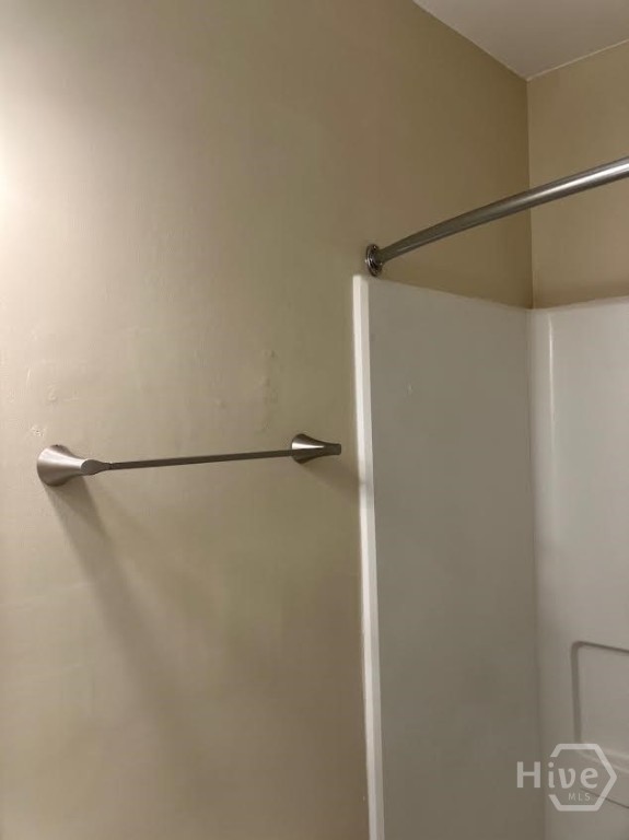 685 Rushing Street Richmond Hill, GA 31324 - Photo 19 of 34 Hall tub with curved shower rod