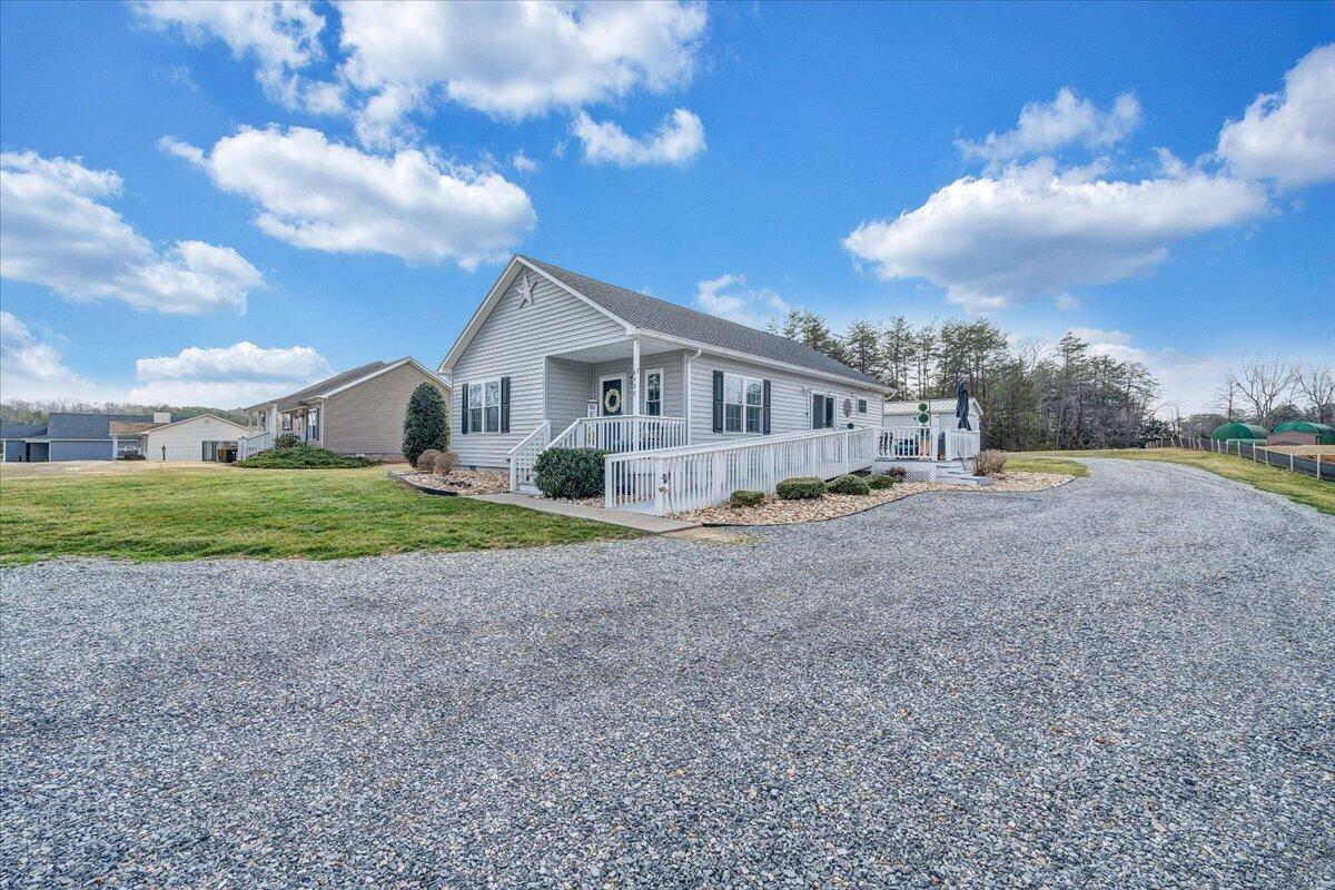 6406 Scruggs Road Moneta, VA 24121 - Photo 38 of 47 43-MIB03132