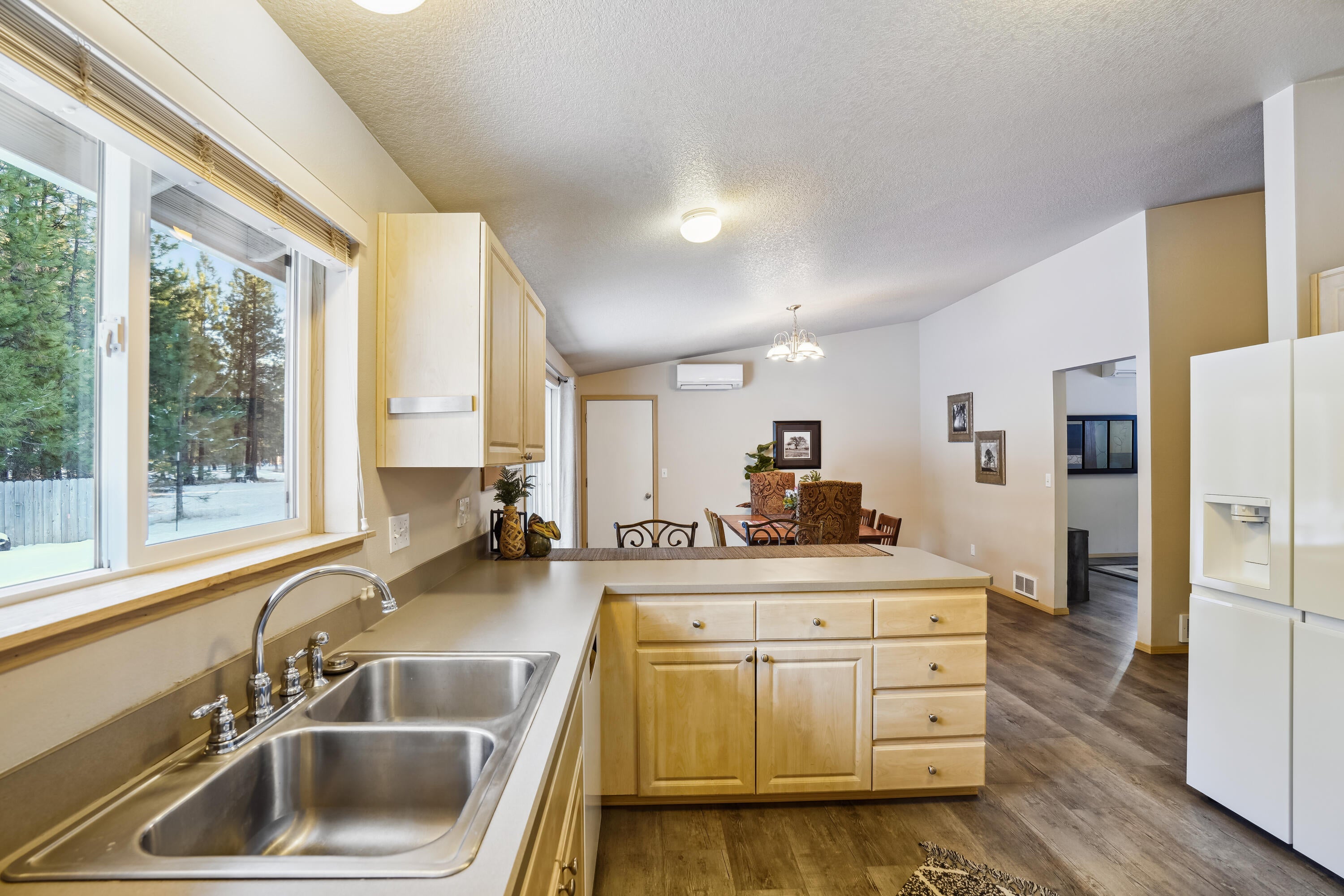 14704 Bluegrass Loop Sisters, OR 97759 - Photo 12 of 38 main_level-kitchen-dsc4193