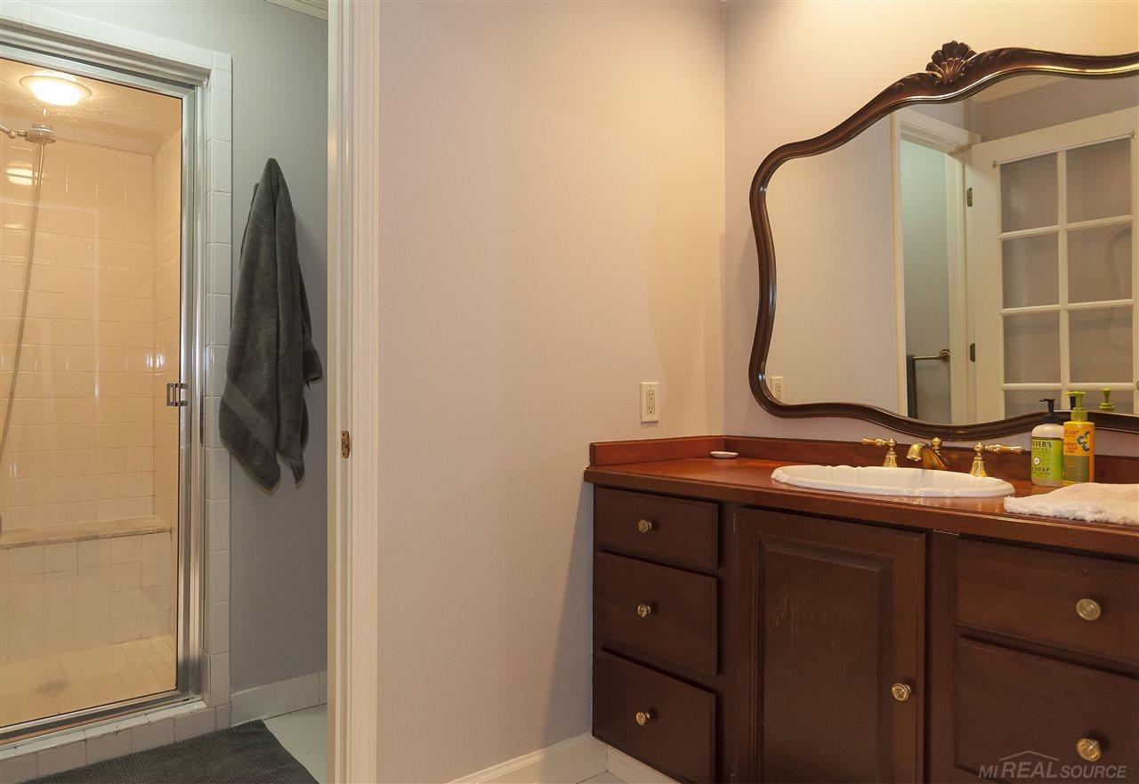 1010 Roslyn Road Grosse Pointe, MI 48236 - Photo 28 of 35 31340445-27.JPG