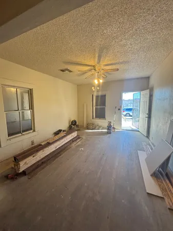 a view of a livingroom with furniture and a ceiling fan