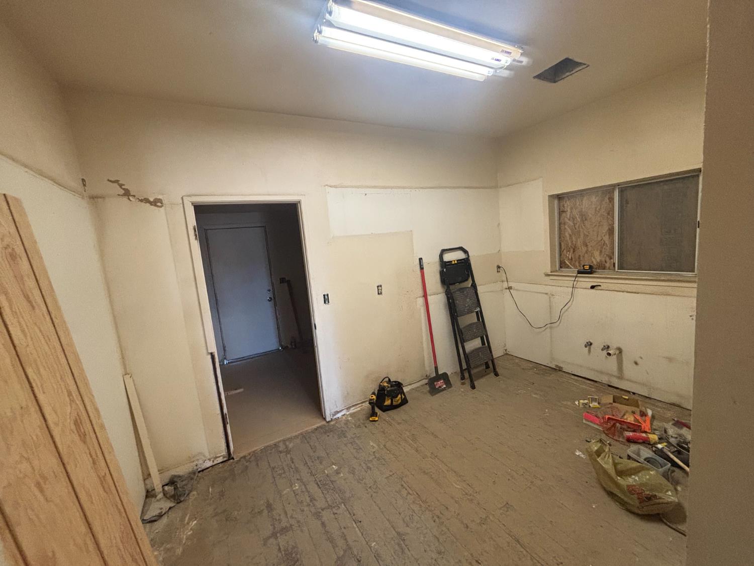 301 East Merced Street Avenal, CA 93204 - Photo 5 of 21 a view of a room with gym equipment