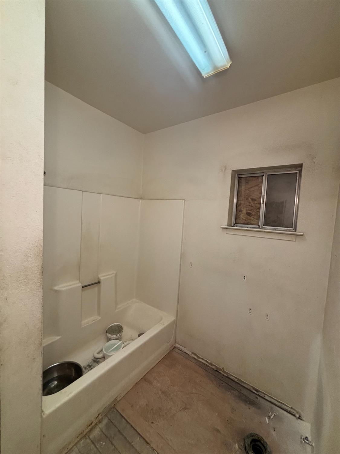 301 East Merced Street Avenal, CA 93204 - Photo 10 of 21 a bathroom with a bathtub and sink
