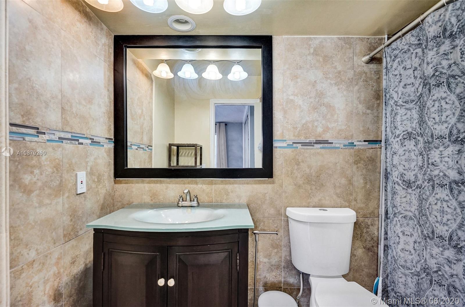 4214 West Park Road Hollywood, FL 33021 - Photo 23 of 38 Master Bathroom
