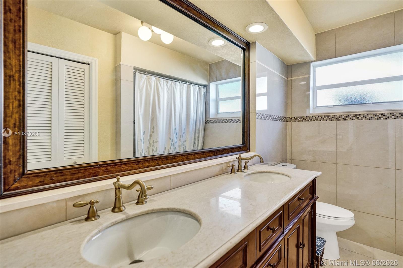 4214 West Park Road Hollywood, FL 33021 - Photo 30 of 38 Guest Bathroom