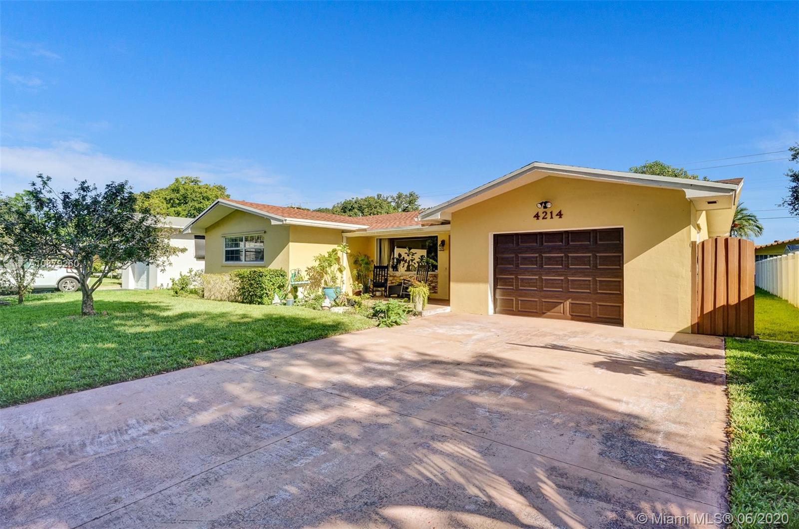 4214 West Park Road Hollywood, FL 33021 - Photo 34 of 38 Garage and space for 4+ cars