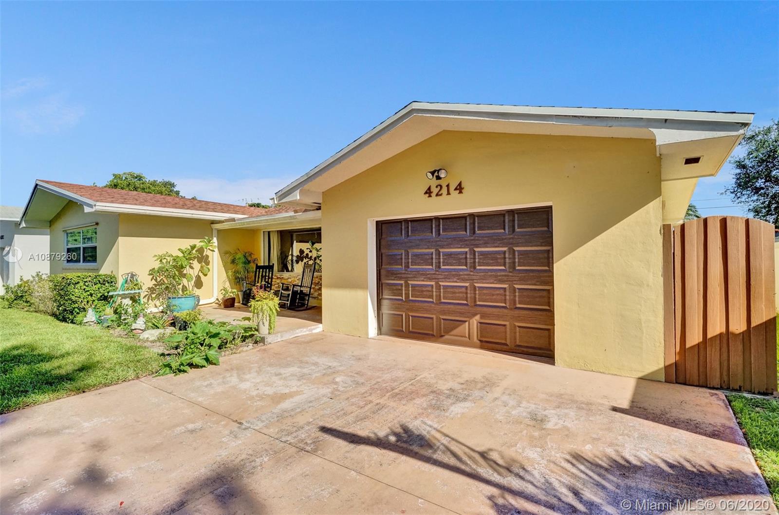 4214 West Park Road Hollywood, FL 33021 - Photo 5 of 38 NEW garage door
