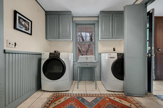 a view of a bedroom with a washer and dryer